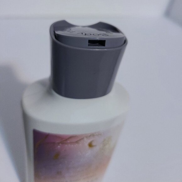 BATH & BODY WORKS SNOWFLAKES & CASHMERE BODY LOTION | 8 oz | NEW | WINTER SCENT - Picture 6 of 6